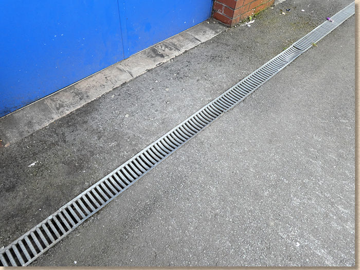 buckled grating on linear channel drain